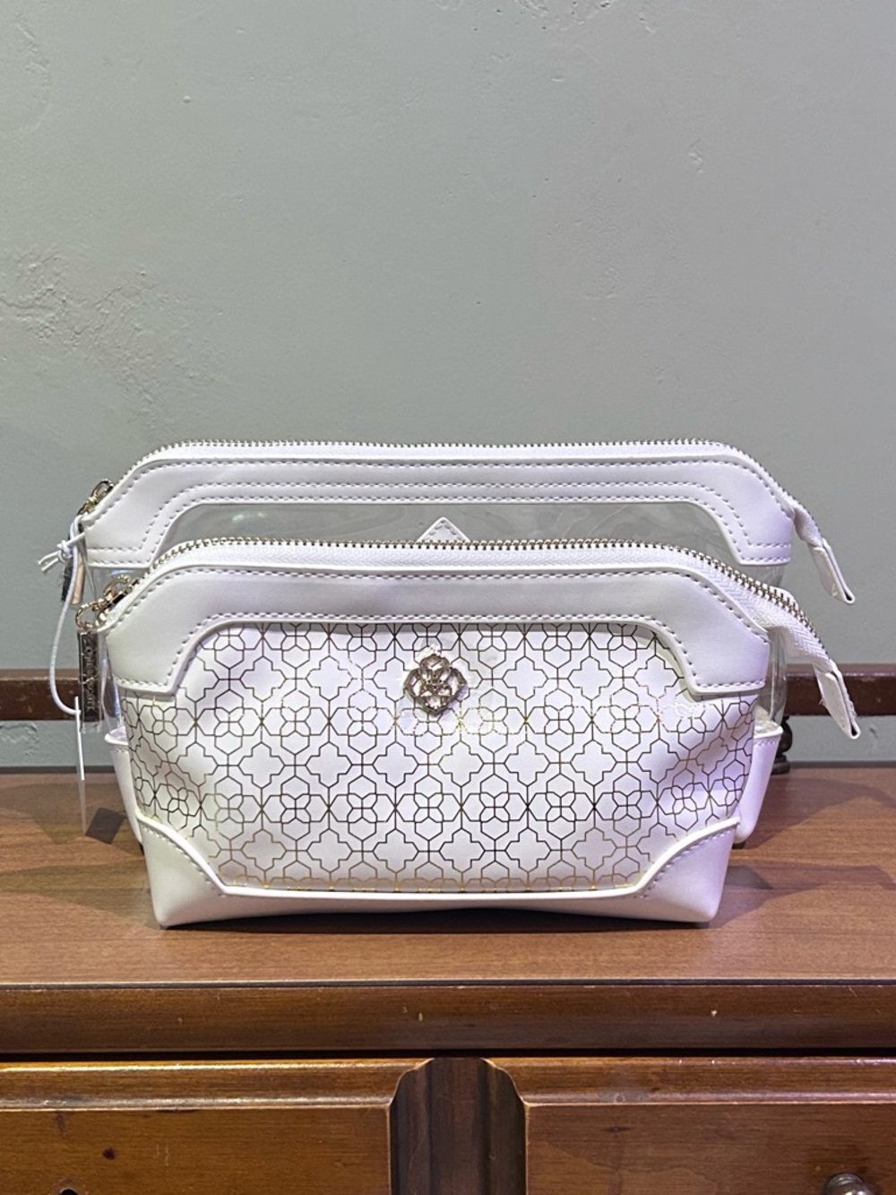 KENDRA SCOTT Elegant 2 Pack Of White And Gold Cosmetic Pouches NWTS - Picture 2 of 16